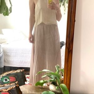 Gorgeous delicate pleated Aritzia Babaton skirt in ballet pink size M